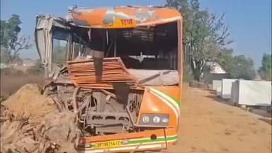 कायमगंज: कायमगंज बाईपास मार्ग पर बेरिया तिराहा के पास दो रोडवेज बसों की भिड़त में चालक समेत लगभग आधा दर्जन सवारियां घायल हुईं