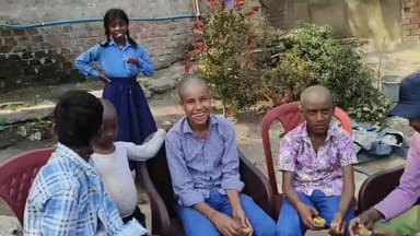 Pinjra gaon mein bhoj Bhandara Aaj Hai Nitish ke yaha sabhi log aalu chhil rahe hain