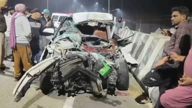 ਬੁਢਲਾਡਾ: ਬੁਢਲਾਡਾ ਜਾਖਲ ਰੋਡ ਤੇ ਕਾਰ ਅਤੇ ਟਰੱਕ ਚ ਭਿਆਨਕ ਹਾਦਸਾ ਚਾਰ ਨੌਜਵਾਨ ਗੰਭੀਰ ਜ਼ਖਮੀ