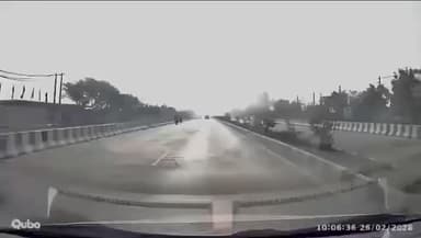 #hvn24 पंजाब में तेज रफ्तार का खतरनाक खेल! सफेद Swift Dzire ने बाईं ओर से ओवरटेक करने की कोशिश की, लेकिन संतुलन बिगड़ गय...