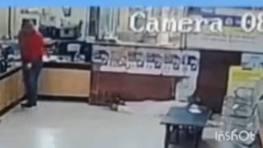 हापुड़: रेलवे रोड स्थित बैंक में पेंशन लेने गए बुजुर्ग की अचानक मौत, हृदय गति रुकने से मौत की आशंका, CCTV आया सामने