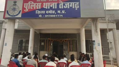 तेंदूखेड़ा: तेजगढ़ में थाना प्रभारी अरविंद सिंह द्वारा शांति समिति की बैठक का आयोजन किया गया