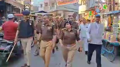 मुरादाबाद: वरिष्ठ पुलिस अधीक्षक सतपाल अंतिल ने आगामी त्यौहारों को लेकर बड़ी संख्या में पुलिस बल के साथ किया फ्लैग मार्च