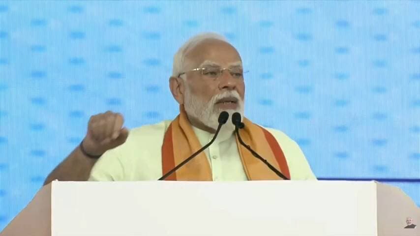 The dedication of the Chennai Beach - Chennai Egmore 4th Line will benefit thousands of daily commuters in Chennai: Hon’ble PM Shri @narendramodi
#RailInfra4TamilNadu #AmritStation