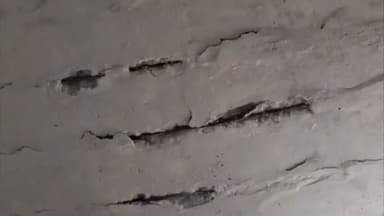 घाटमपुर: धीरजापुर प्राथमिक विद्यालय में जर्जर छत के साए में मंडरा रहा खतरा