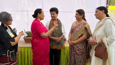 सरिता विहार: सेंट्रल जोन की अध्यक्ष योगिता सिंह वेजिटेबल और फ्रूट्स शो देखने पहुंचीं