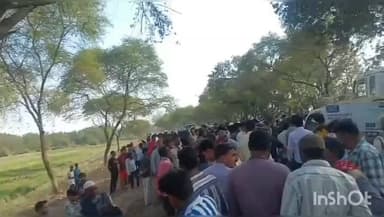 बहराइच: मोगलहा इलाके के पास चार पहिया वाहन की स्कूटी सवार से हुई टक्कर, हादसे में एक की मौत, वाहन पलटा