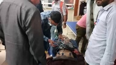 हाथरस: मथुरा रोड कलेक्ट्रेट के पास बाइक को कार ने मारी टक्कर, पुलिस ने अस्पताल पहुंचाया, डॉक्टरों ने किया मृत घोषित