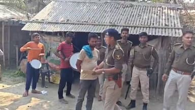 बेलदौर: बेलदौर थाना पुलिस की अनोखी कार्रवाई, लड़की भगाने के आरोपी के घर बैंड बाजे के साथ इश्तेहार चिपकाया