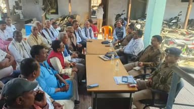 केसरिया: होली पर्व को शांतिपूर्ण वातावरण में मनाने के लिए रविवार को केसरिया एवं बिजधरी थाना परिसर में शांति समिति की बैठक आयोजित