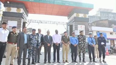 नौतनवा: सोनौली में नेपाल चुनाव को लेकर नेपाल के उच्चाधिकारियों के साथ DM और SP की हुई बैठक