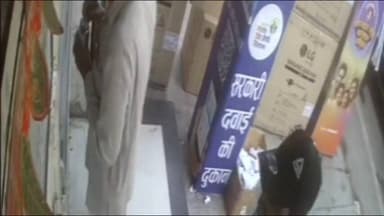 नारनौल: महावीर चौक पर दिनदहाड़े बुजुर्ग की जेब कटी, घटना सीसीटीवी में कैद