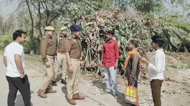 स्वार: नगर समेत ग्रामीण क्षेत्रों में होलिका दहन स्थलों का सीओ अतुल कुमार पांडे ने भारी पुलिस फोर्स के साथ किया निरीक्षण