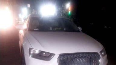 शिकोहाबाद: लग्जरी कार में मिला युवक का शव, तीन दिनों से गुंजन चौके के पास खड़ी थी कार