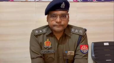 #अलीगढ़ खैर क्षेत्र में एक व्यक्ति ने पुलिस चौकी में खुद पर पेट्रोल डालकर आग लगाने के मामले मे क्षेत्राधिकारी वरुण कुमार...