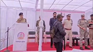 बागबाहरा: महासमुंद में 15 नक्सलियों ने किया सामूहिक सरेंडर, 25 लाख के इनामी BBM डिवीजन प्रभारी भी शामिल, 9 महिला व 6 पुरुष हैं