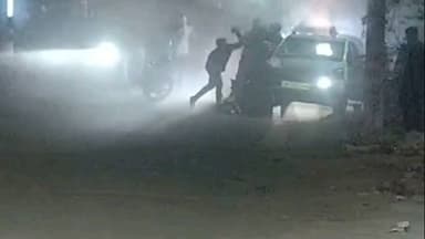 कानपुर: कल्याणपुर के बंबा रोड पर हुआ भीषण एक्सीडेंट, कार ने बाइक को मारी टक्कर, बड़ा हादसा टला