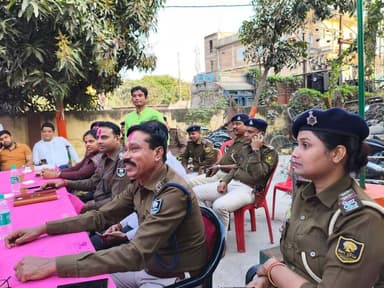 #दलसिंहसराय थाना परिसर में होली व ईद को लेकर शांति समिति की बैठक, खूब उड़े गुलाल,डीएसपी ने सौहार्दपूर्ण माहौल में त्योहार...