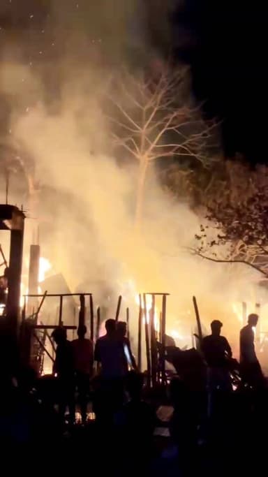 खटिया पिछला गांव में आग से अफरा तफरी, कई घर प्रभावित
#FireIncident
#Pothia
#UdgaraPanchayat
#KhatiaVillage
#VillageFire
...