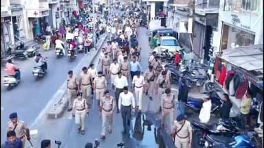 વડોદરા: હોળી-ધુળેટના પર્વને લઈ પોલીસ તંત્ર સજ્જ,સંવેદનશીલ વિસ્તારોમાં ફૂટ પેટ્રોલિંગ કરાયું