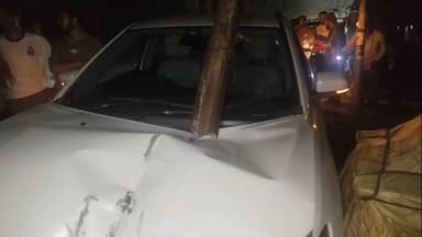 ਬਰਨਾਲਾ: ਦੇਰ ਰਾਤ ਕਚਹਿਰੀ ਚੌਂਕ ਨੇੜੇ ਇੱਕ ਖੰਭੇ ਨਾਲ ਜਾ ਟਕਰਾਈ ਕਾਰ ਜਾਨੀ ਨੁਕਸਾਨ ਤੋਂ ਰਿਹਾ ਬਚਾ