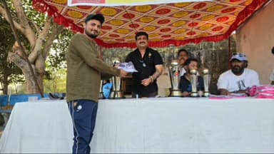 ખારવા સમાજ આયોજિત વેરાવળના કેસીસી મેદાન ખાતે ક્રિકેટ ટૂર્નામેન્ટમાં વિજેતા ટીમને શિલ્ડ અને ટ્રોફી એનાયત કરવામાં આવી