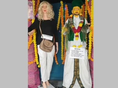 ಕಂಪ್ಲಿ: ಹೋಳಿ ಹಬ್ಬದ ಪ್ರಯುಕ್ತ ಪಟ್ಟಣದ ಶ್ರೀ ನೀಲಕಂಠೇಶ್ವರ ದೇವಸ್ಥಾನದಲ್ಲಿ ರತಿ ಮನ್ಮಥರ ಗೊಂಬೆಗಳ ಪ್ರತಿಷ್ಠಾಪನೆ