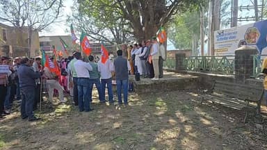 #घुमारवीं -- कन्या पाठशाला को बंद करने के विरुद्ध भाजपा की जन आक्रोश रैली... #देखिए #लाइव...
-#Bright_New #Ghumarwin_B...