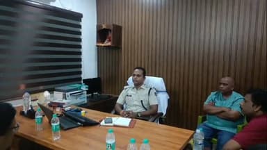 ସୋନପୁର: ସହର ର ବିଭିନ୍ନ ଅଞ୍ଚଳ ର ବିଭିନ୍ନ ସଂପ୍ରଦାୟ ର ଲୋକ ଙ୍କୁ ନେଇ ଆଜି ସୋନପୁର ପୋଲିସ ଷ୍ଟେସନ୍ ଠାରେ ଏକ ଶାନ୍ତି କମିଟି ବୈଠକ