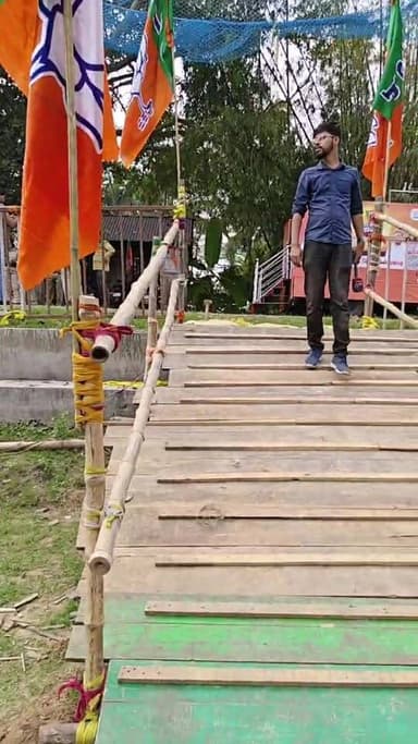 কয়েক ঘন্টা পরেই অমরাগড়ি ফুটবল মাঠে আসছেন রাজনাথ সিং দেখুন সরাসরি
সকাল ১০টার লাইভ