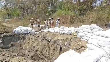 கண்டச்சிபுரம்: நீதிமன்ற உத்தரவை அடுத்து 3 டன் எடைக் கொண்ட தமிழ்நாடு அரசியல் தடை செய்யப்பட்ட குட்கா பான் மசாலாகளை மாவட்ட காவல் கண்காணிப்பாளர் முன்னிலையில் அரகண்டநல்லூ