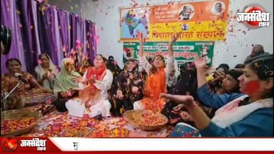 वाराणसी: मुस्लिम महिलाओं ने गुलाल उड़ाया, काबा को भेजा भाईचारे का संदेश, 300 परिवार में बाँटी होली की पोटली