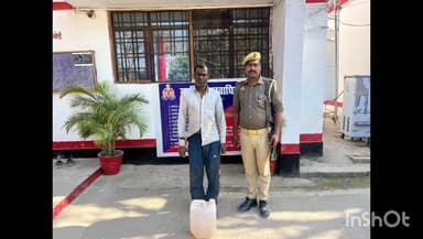 गोला गोकरणनाथ: थाना हैदराबाद पुलिस ने 10 लीटर अवैध कच्ची शराब के साथ आरोपी को किया गिरफ्तार