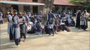 வேலூர்: பன்னிரண்டாம் வகுப்பு பொதுத் தேர்வு ஈவெரா மகளிர் மேல்நிலைப் பள்ளியில் பிரார்த்தனையில் ஈடுபட்ட மாணவிகள்