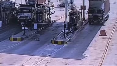 खागा: खागा हाइवे में कंटेनर से हो रही गौबंश की तस्करी, बजरंग दल के लोगों ने कंटेनर को रोकने का किया प्रयास, CCTV में कैद