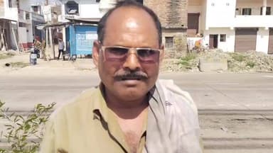 सांवरा ओवरब्रिज पर भीषण सड़क हादसा, तीन वाहन टकराए
कंटेनर ने डीसीएम को मारी टक्कर, विपरीत दिशा में जा घुसी
दो चालक केब...