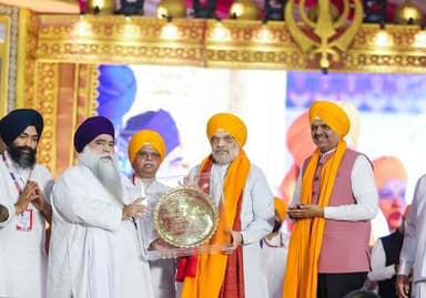 #InPics | Union Home Minister #AmitShah paid homage in #NaviMumbai at the 350th martyrdom congregation of Guru Tegh Baha...