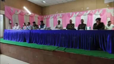 शेखपुरा: होली को लेकर प्रशासन अलर्ट, 117 स्थलों पर दंडाधिकारी तैनात, टाउन हॉल में डीएम ने अधिकारियों को दी जानकारी