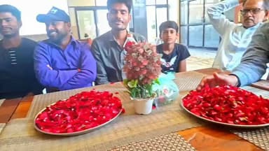 जसवंतनगर: ग्राम कैस्त के पास होटल में पत्रकारों के होली मिलन समारोह में बही एकता की गंगा, सभी ने फूलों की होली खेली