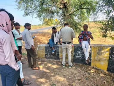 सहसपुर लोहारा: दैहानडीह में बाइक पर सवार दो बुजुर्ग अनियंत्रित होकर सड़क किनारे गिरकर घायल, लोहारा अस्पताल में भर्ती