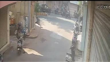 વડોદરા: દાંડિયાબજારમાં 'રફતારનો કહેર', બેફામ બાઈક ચાલકે બે યુવતીઓને અડફેટે લીધી