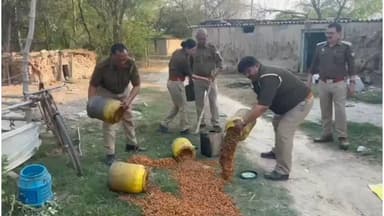 लालगंज: पूरे फत्ते गांव में आबकारी विभाग ने की छापेमारी, तीस लीटर अवैध शराब बरामद