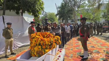 नैनीताल: ड्यूटी के दौरान हादसे में घायल आरक्षी संजय कुमार का निधन, नैनीताल पुलिस ने दी गार्ड ऑफ ऑनर और अंतिम विदाई