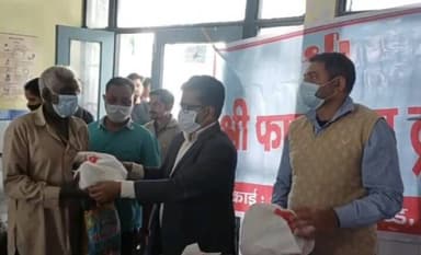 लक्सर: लक्सर में सीएचसी सेंटर पर श्री फाउंडेशन ट्रस्ट ने टीबी के रोगियों को पोस्टिक आहार वितरित किया