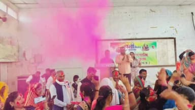 सिंगरौली: बैढ़न में होली मिलन समारोह में शामिल हुए विधायक, आंगनवाड़ी कार्यकर्ताओं के समर्पण को किया नमन