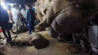 ନୟାଗଡ: ଦଶପଲ୍ଲା ମେଡ଼ିକାଲ ଛକ ନିକଟରେ ଓଲଟିଲା ଧାନ ବୋଝେଇ ଟ୍ରକ