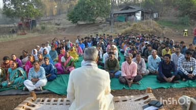 રાજ્યપાલ શ્રી આચાર્ય દેવવ્રતજીએ ઘુબીટા ગામના પ્રાકૃતિક ખેતી કરતા ખેડૂત શ્રી દામુભાઈ કાકડભાઈ ભોયેના ખેતરની મુલાકાત