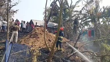 बेलदौर: भोला दास बासा में आग लगने से तीन घर जलकर राख, लाखों का नुकसान