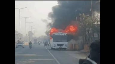 बड़ौत: बावली के पास दिल्ली-सहारनपुर हाईवे पर टूरिस्ट बस में शॉर्ट सर्किट से लगी आग, ड्राइवर सहित 6 लोगों की बची जान