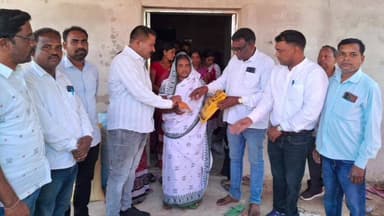 କଣ୍ଟାମାଳ: ସୌରୀ ବେଙ୍ଗେସ୍ ବିଦ୍ୟାଳୟର ମୃତ ଶିକ୍ଷକଙ୍କ ପରିବାରକୁ ଭେଟିଲା ବ୍ଲକ୍ ମିଳିତ ଶିକ୍ଷକ ସଂଘ